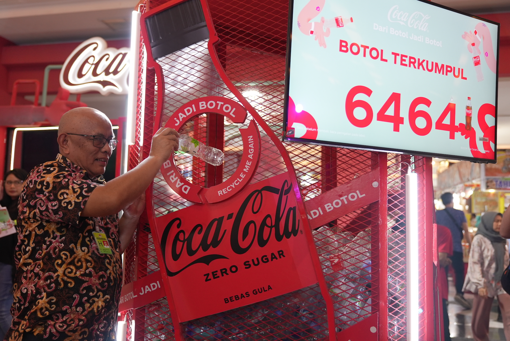 Coca-Cola hadir di ulang tahun Jakarta.